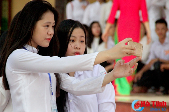 photo nu sinh truong phan dinh phung duyen dang ngay khai truong