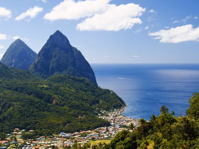 Saint Lucia: Saint Lucia Là một trong những hòn đảo xinh đẹp nhất của quần đảo Caribbean với cảnh quan tươi tốt, bãi biển hoang sơ. Du khách cũng có thể lang thang đến những miệng núi lửa như Pitons và Morne Fortune, ngắm cảnh hay thư giãn với trị liệu spa bằng bùn khoáng. Hòn đảo cũng nổi tiếng với lễ hội nhạc jazz thường niên được tổ chức vào mùa xuân. Ảnh: Shutterstock/Jackie Smithson. nhung hon dao thien duong du lich o caribe