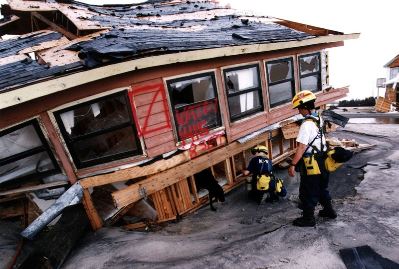 6. Bão Opal, 1995: Khởi điểm là một vùng áp thấp ở khu vực bờ biển phía tây châu Phi, bão Opal năm 1995 tiến qua khu vực Đại Tây Dương và Caribbean sau đó suy yếu khi đổ bộ vào vùng biển Pensacola, Florida. Bão gây ra thiệt hại lên đến 3 tỷ USD và khiến 59 người thiệt mạng, bao gồm 50 người ở Mexico và Guatemala. Ảnh: Wikimedia Commons . nhung sieu bao khoc liet nhat lich su dai tay duong