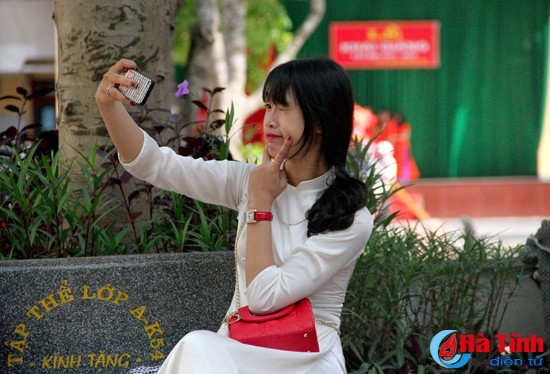 photo nu sinh truong phan dinh phung duyen dang ngay khai truong
