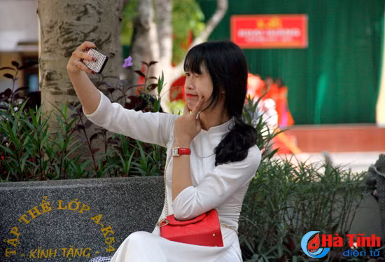 photo nu sinh truong phan dinh phung duyen dang ngay khai truong