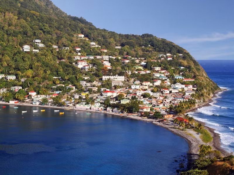 Dominica: Ở Dominica, du khách có thể thư giãn trong suối nước nóng hay ngắm nhìn bãi biển cát đen. Ngoài ra, nơi đây còn có hơn 40 địa điểm lặn biển khác nhau để du khách chọn lựa. Một trong số đó là rạn san hô Champagne với các bong bóng địa nhiệt, khiến du khách cảm thấy như đang bơi trong một chai champagne khổng lồ. Ảnh: Shutterstock. nhung hon dao thien duong du lich o caribe