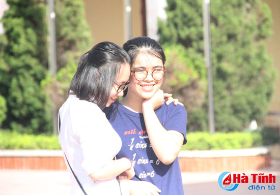 photo nu sinh truong phan dinh phung duyen dang ngay khai truong