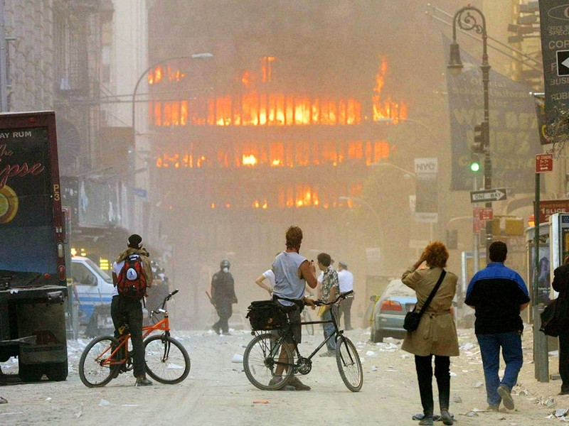 Nhiều người bàng hoàng, không hiểu chuyện gì đang xảy ra. Ảnh: AFP. 11 9 2001 va khoanh khac thay doi nuoc my mai mai