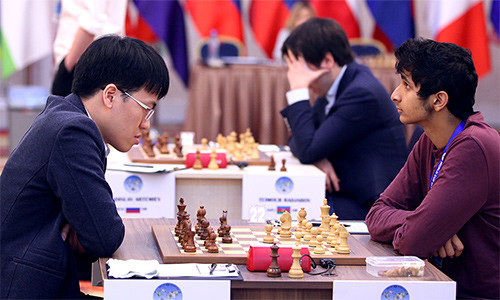 Quang Liêm cầm đen và chỉ có thể đạt kết quả hoà ở ván hai. Ảnh: Tbilisi2017. quang liem va hai cao thu dung buoc o vong hai cup the gioi