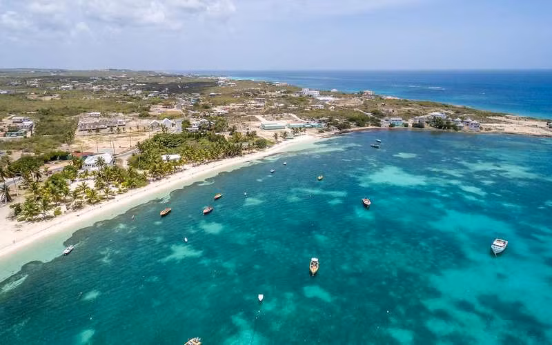 Anguilla: Anguilla có 33 bãi cát nguyên sơ cùng một số hải sản ngon nhất vùng Caribbe. Ngoài lặn biển hay tắm nắng, du khách còn có thể bơi cùng cá heo hay du ngoạn trên thuyền buồm đáy kính. Ảnh: Getty/Thierrydehove. nhung hon dao thien duong du lich o caribe
