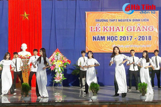 nhieu phan qua den voi hoc sinh ngheo trong ngay khai giang