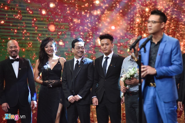 Ê-kíp Người phán xử nhận giải VTV Awards. nghe si hoang dung va phim nguoi phan xu doat giai vtv awards