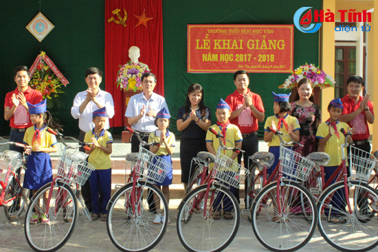 nhieu phan qua den voi hoc sinh ngheo trong ngay khai giang
