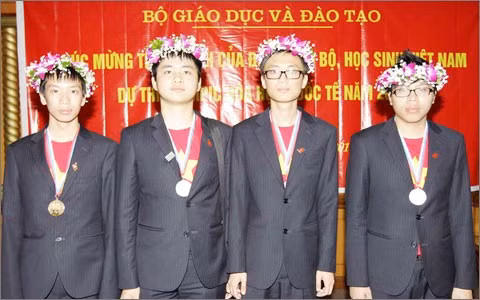 Kỳ thi Olympic Hóa học Quốc tế năm 2013 tổ chức ở Liên bang Nga, cả 4 học sinh Việt Nam tham gia đều đoạt huy chương (Ảnh: TTXVN)