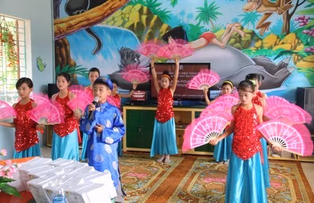 Các em học sinh biểu diễn văn nghệ tại lễ khánh thành