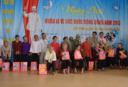 Đại diện lãnh đạo Bộ Y tế, Hội Thầy thuốc trẻ Việt Nam và nhà tài trợ trao quà 20 suất quà cho người cao tuổi huyện Cẩm Xuyên.