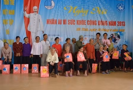 Đại diện lãnh đạo Bộ Y tế, Hội Thầy thuốc trẻ Việt Nam và nhà tài trợ trao quà 20 suất quà cho người cao tuổi huyện Cẩm Xuyên.