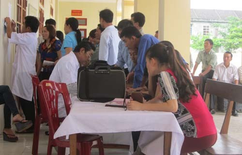 Y, bác sỹ Trung tâm Y tế Dự phòng Kỳ Anh khám sức khỏe cho công nhân Khu kinh tế Vũng Áng