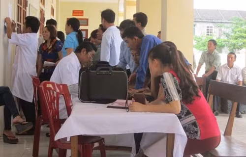 Y, bác sỹ Trung tâm Y tế Dự phòng Kỳ Anh khám sức khỏe cho công nhân Khu kinh tế Vũng Áng