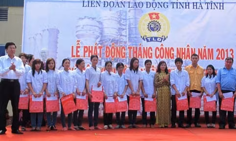 Lãnh đạo Ban Tuyên giáo Tỉnh ủy và LĐLĐ tỉnh tặng quà cho CNLĐ có hoàn cảnh khó khăn trong Tháng công nhân