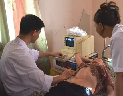 Hội Thầy thuốc trẻ Việt Nam và Hội Thầy thuốc trẻ tỉnh Hà Tĩnh khám bệnh cho người dân.