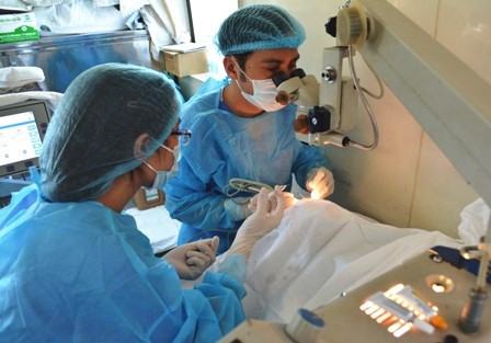Mổ đục thủy tinh thể cho bệnh nhân là người cao tuổi tại xã Cẩm Hưng (Cẩm Xuyên).