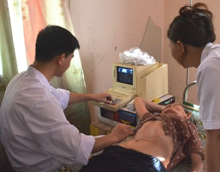 Hội Thầy thuốc trẻ Việt Nam và Hội Thầy thuốc trẻ tỉnh Hà Tĩnh khám bệnh cho người dân.