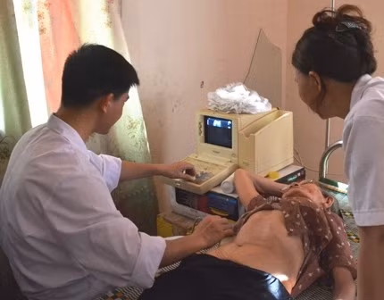 Hội Thầy thuốc trẻ Việt Nam và Hội Thầy thuốc trẻ tỉnh Hà Tĩnh khám bệnh cho người dân.