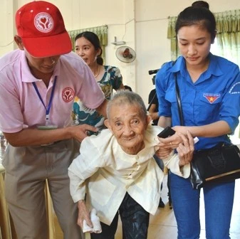 "Ngày hội Nhân ái vì sức khỏe cộng đồng năm 2013" tại Cẩm Xuyên đã khám, mổ mắt, cấp phát thuốc miễn phí và trao quà cho nhiều cụ trên 100 tuổi.