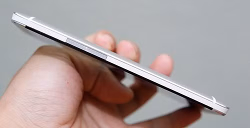 Nút tăng giảm âm lượng cùng màu với vỏ máy với các vòng tròn đồng tâm đẹp mắt. Nút tăng giảm âm lượng cùng màu với vỏ máy với các vòng tròn đồng tâm đẹp mắt.