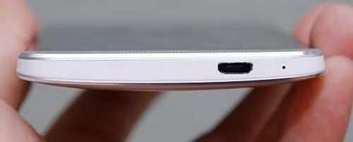 Cổng sạc và micro lệch về một bên. Cổng sạc và micro lệch về một bên.