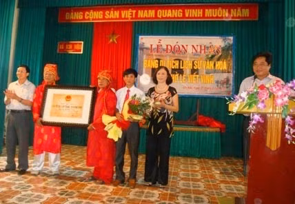 Bà Phan Thư Hiền - Phó Giám đốc Sở VHTT và DL trao Bằng xếp hạng cấp tỉnh cho đại diện lãnh đạo xã Ích Hậu và dòng họ Lê Viết