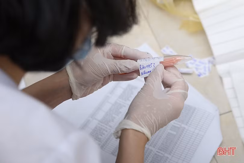 Xuyên đêm xét nghiệm “gói 150 ngàn mẫu cộng đồng” ở CDC Hà Tĩnh