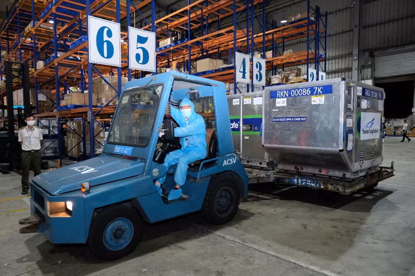 Gần 1 triệu liều vắc xin phòng COVID-19 của Chính phủ Nhật Bản trao tặng đã về Việt Nam