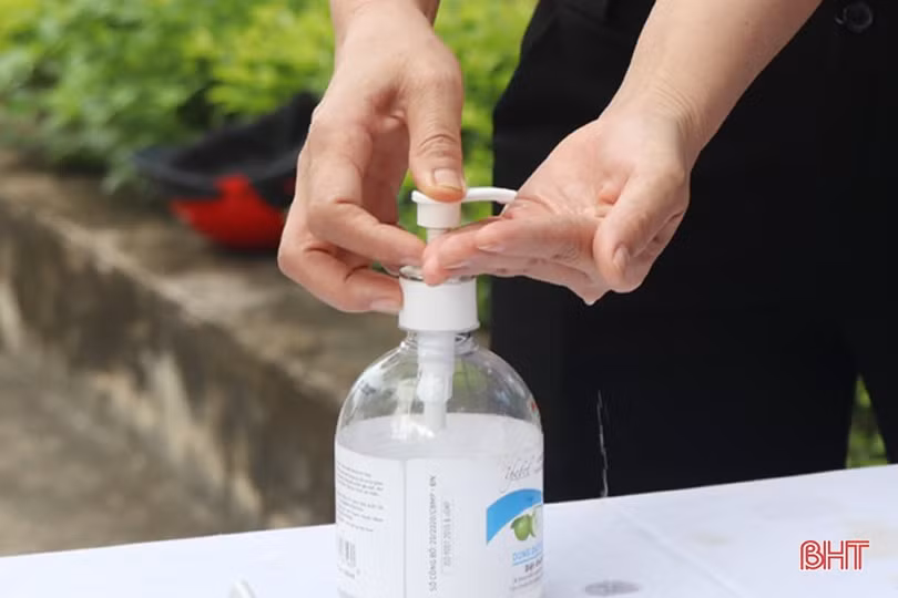 Người dân Hà Tĩnh đồng loạt đi xét nghiệm Covid-19 mở rộng từ nguồn xã hội hóa của doanh nghiệp