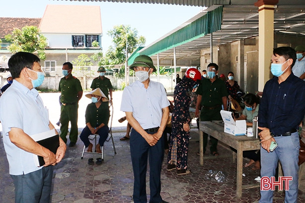 Lãnh đạo Sở Y tế Hà Tĩnh kiểm tra lấy mẫu xét nghiệm diện rộng và tiêm vắc-xin tại các địa phương, cơ sở y tế