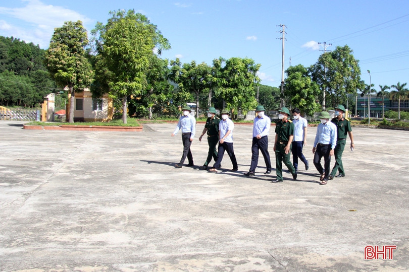 Phó Chủ tịch Thường trực HĐND tỉnh động viên lực lượng chống dịch ở Hương Sơn