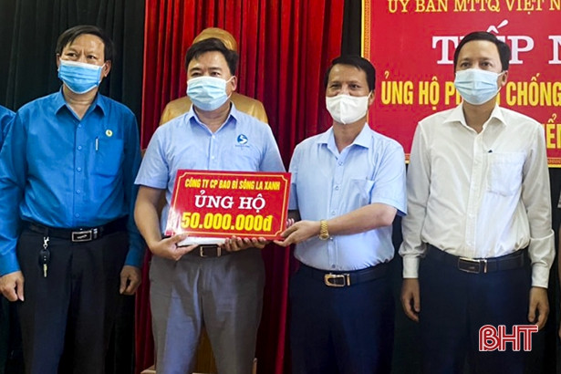 Đức Thọ tiếp nhận gần 900 triệu đồng ủng hộ phòng, chống dịch Covid-19
