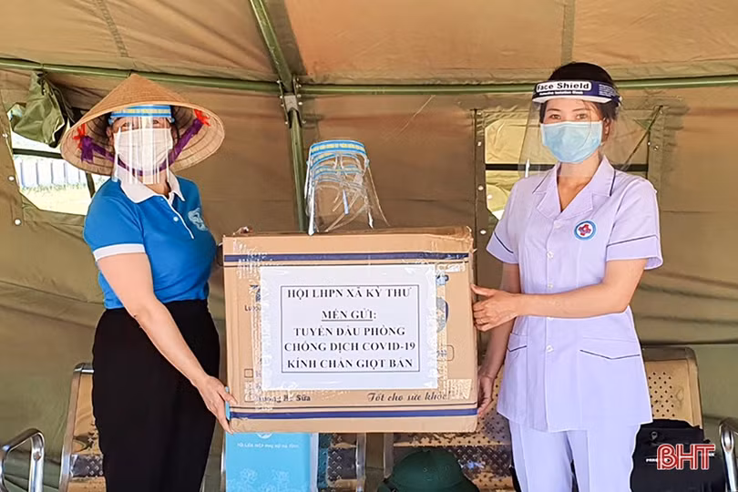 Lãnh đạo tỉnh động viên, tặng quà cơ sở điều trị bệnh nhân Covid-19 ở huyện Kỳ Anh