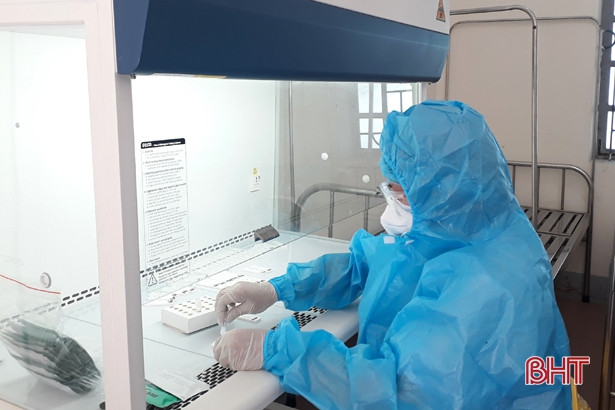 Trao tặng 1.000 mẫu test nhanh kháng nguyên phục vụ người dân Can Lộc