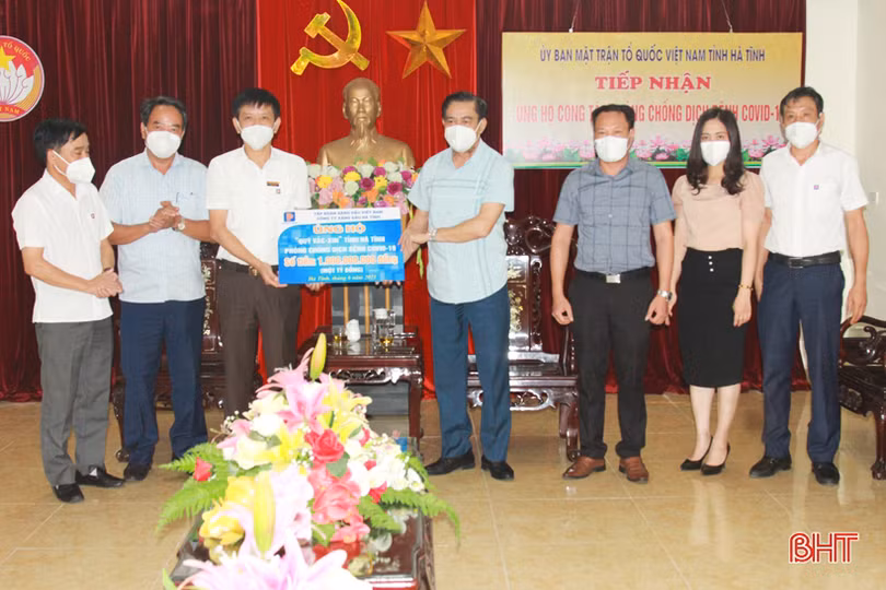 Tỉnh Bôlykhămxay và các doanh nghiệp hỗ trợ Hà Tĩnh phòng, chống dịch Covid-19