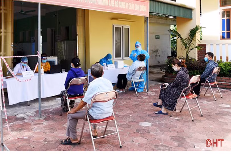 Người dân Hà Tĩnh đồng loạt đi xét nghiệm Covid-19 mở rộng từ nguồn xã hội hóa của doanh nghiệp