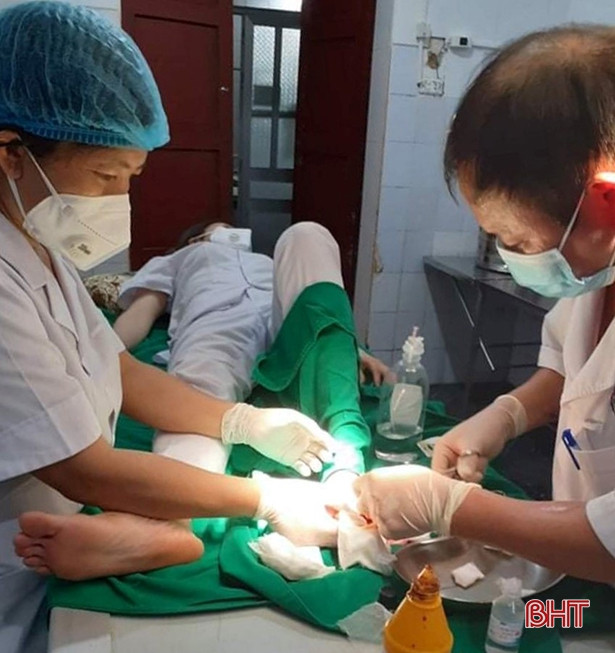 Nữ nhân viên xét nghiệm ở Hà Tĩnh nén đau vết thương suốt 5 giờ để đảm bảo việc lấy mẫu