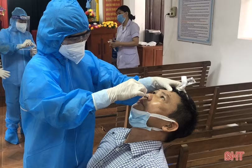 Người dân Hà Tĩnh đồng loạt đi xét nghiệm Covid-19 mở rộng từ nguồn xã hội hóa của doanh nghiệp