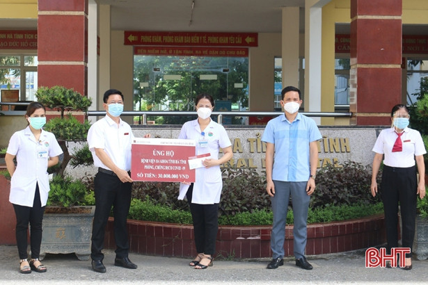 Agribank Chi nhánh Thành Sen tặng 60 triệu đồng động viên lực lượng y tế