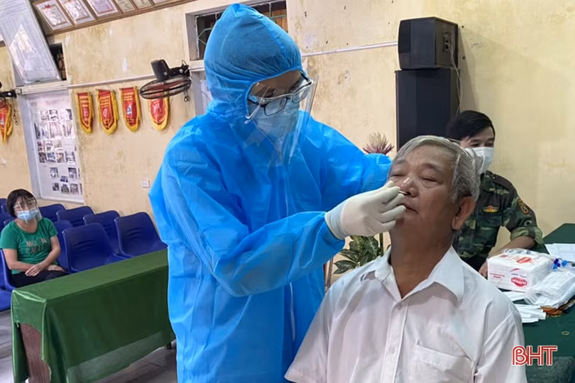Người dân Hà Tĩnh đồng loạt đi xét nghiệm Covid-19 mở rộng từ nguồn xã hội hóa của doanh nghiệp