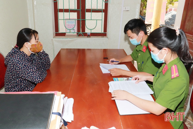 Công an xã ở Hà Tĩnh bắt giữ 1 xà lan khai thác cát trái phép trên sông Lam