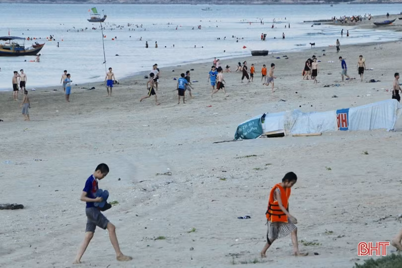 Nhiều người dân Hà Tĩnh đổ về biển Thiên Cầm “quên” phòng dịch