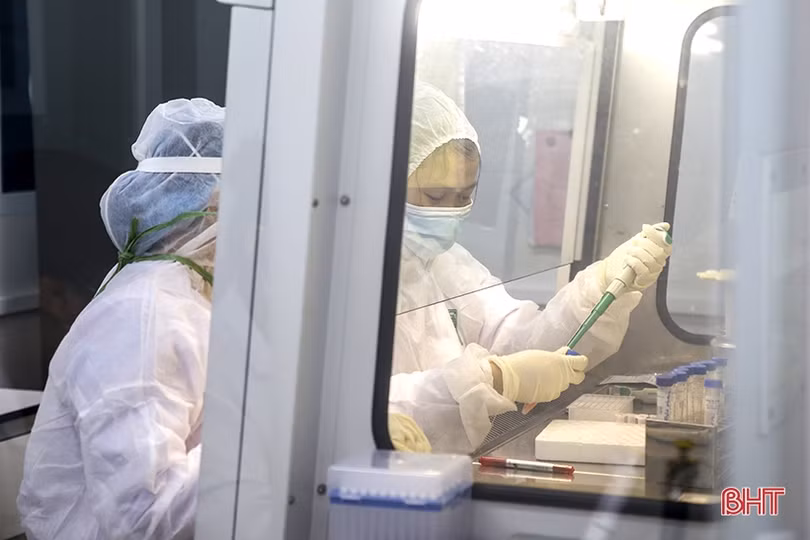 Xuyên đêm xét nghiệm “gói 150 ngàn mẫu cộng đồng” ở CDC Hà Tĩnh