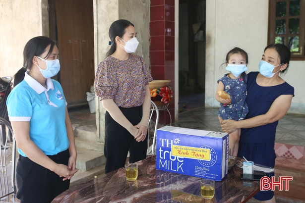 Thăm hỏi, động viên cán bộ, hội viên phụ nữ khó khăn ở Hương Sơn