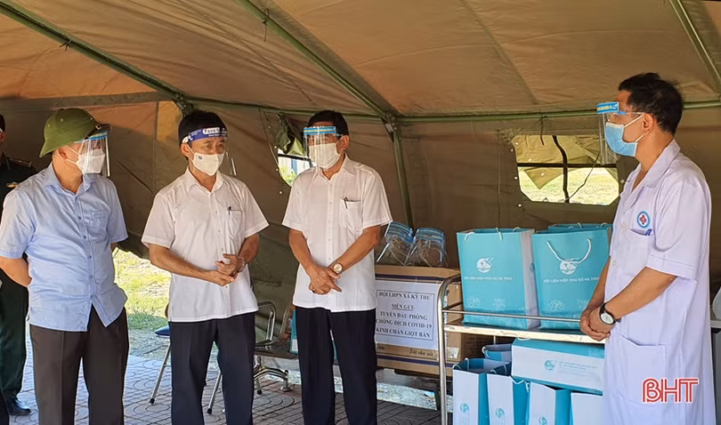 Lãnh đạo tỉnh động viên, tặng quà cơ sở điều trị bệnh nhân Covid-19 ở huyện Kỳ Anh