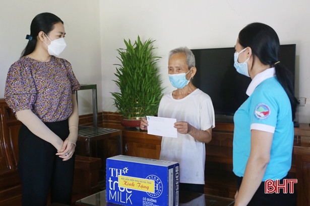 Thăm hỏi, động viên cán bộ, hội viên phụ nữ khó khăn ở Hương Sơn