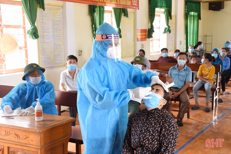 Người dân Hà Tĩnh đồng loạt đi xét nghiệm Covid-19 mở rộng từ nguồn xã hội hóa của doanh nghiệp