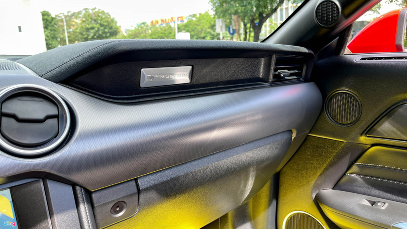 Chi tiết Ford Mustang 2021 phiên bản mui trần tại Việt Nam